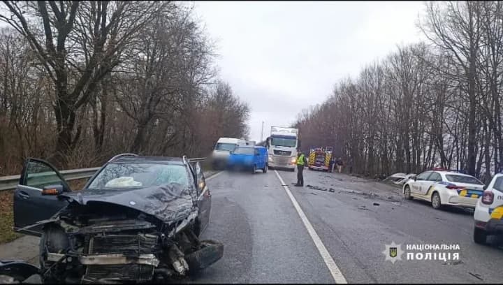 in-ivano-frankivsk-region-a-car-collides-with-a-bus-there-are-dead-and-injured