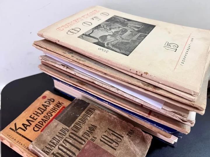 customs-officials-try-to-smuggle-a-rare-collection-of-ukrainian-photography-magazines-from-the-1940s-to-china