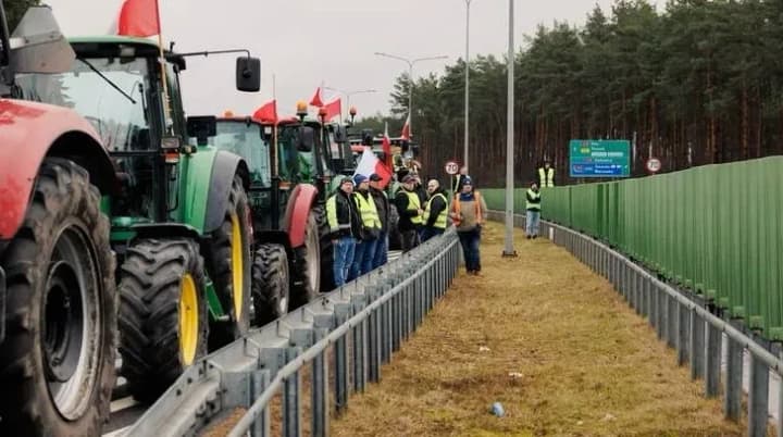 blockade-on-the-border-with-poland-in-all-five-directions-polish-farmers-do-not-allow-trucks-to-enter-poland-at-all
