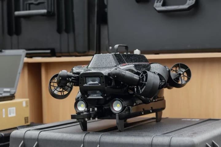 metal-detectors-body-armor-and-an-underwater-drone-germany-donates-aid-to-ukrainian-bomb-squad