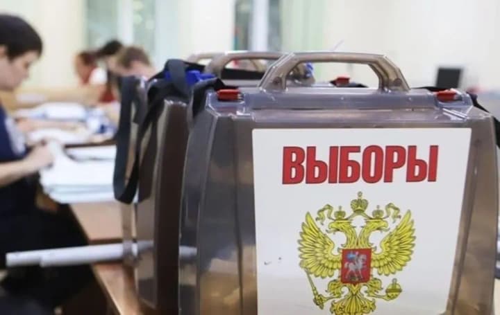 in-the-occupied-territories-russians-check-mens-military-records-during-voting