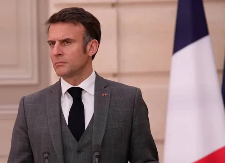 makron-ukraina-maie-maty-chitkyi-kalendar-viiskovoi-dopomohy