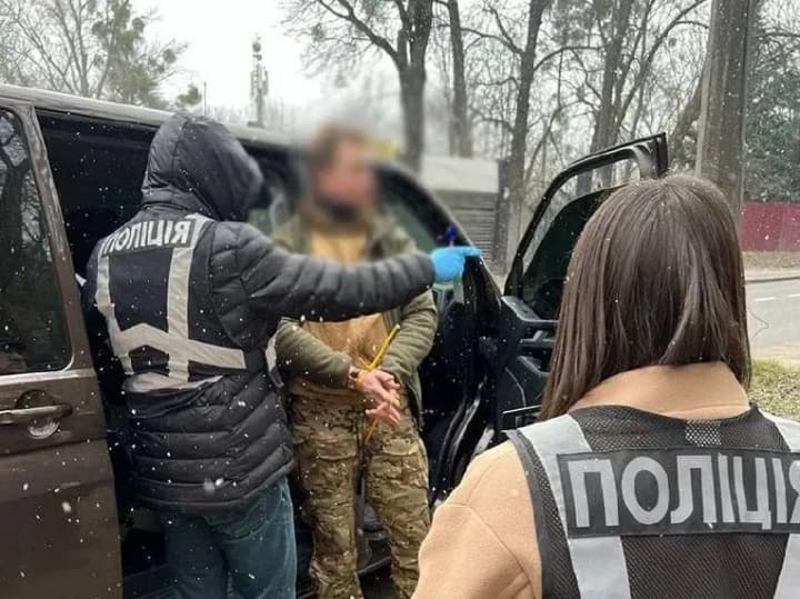 obitsiav-posvidchennia-yake-nibyto-dopomozhe-unyknuty-mobilizatsii-zatrymano-shakhraia-yakyi-vymaniuvav-tysiachi-dolariv