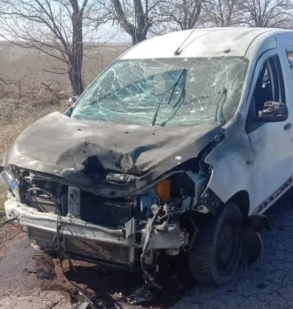 a-couple-was-injured-as-a-result-of-shelling-of-a-civilian-car-in-kherson-region