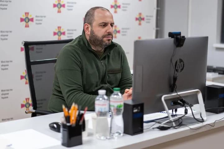 ukraine-nuzhna-pvo-umerov-rasskazal-partneram-kak-rf-otkazalas-ot-kabov-posle-poteri-trekh-su-34-za-den