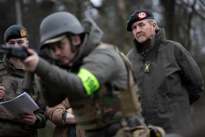 king-of-the-netherlands-talks-to-ukrainian-military-training-in-the-uk