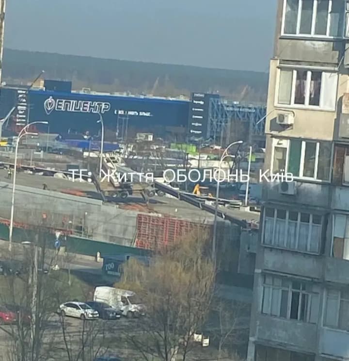 a-construction-crane-overturned-in-kyivs-obolon-district
