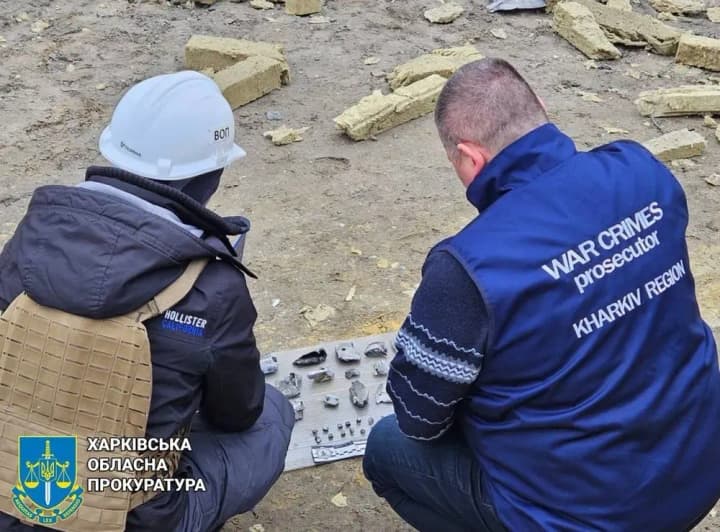 dvi-rakety-iskander-ta-17-s-300-rosiiany-vypustyly-po-kharkovu-ta-oblasti-vrantsi-politsiia