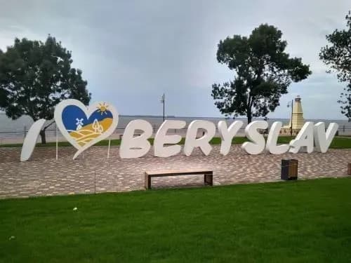 kherson-region-russians-attack-beryslav-with-drones-two-people-wounded