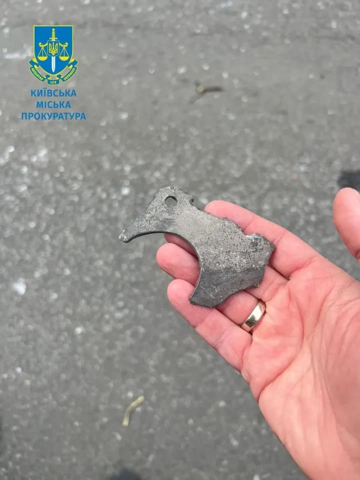 ulamky-rakety-u-dvori-zhytlovoho-budynku-prokuratura-pokazala-naslidky-ataky-rf-na-kyiv
