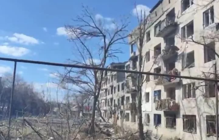 occupants-drop-a-mine-on-a-residential-building-in-krasnohorivka-donetsk-oblast