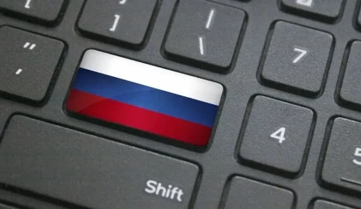 v-estonii-sud-khariu-zaareshtuvav-zhurnalistu-yaka-pysala-statti-dlia-rosiiskykh-zmi