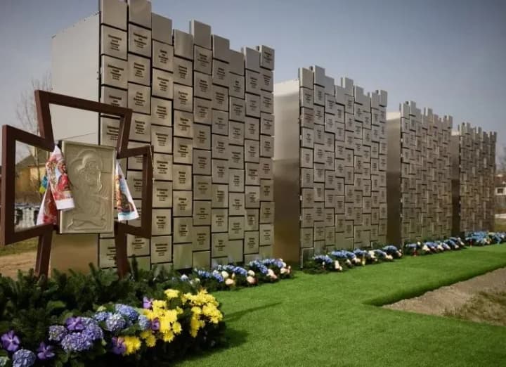 dva-goda-deokkupatsii-kievskoi-oblasti-prezident-zelenskii-v-buche-pochtil-pamyat-ukraintsev-ubitikh-rossiiskimi-zakhvatchikami