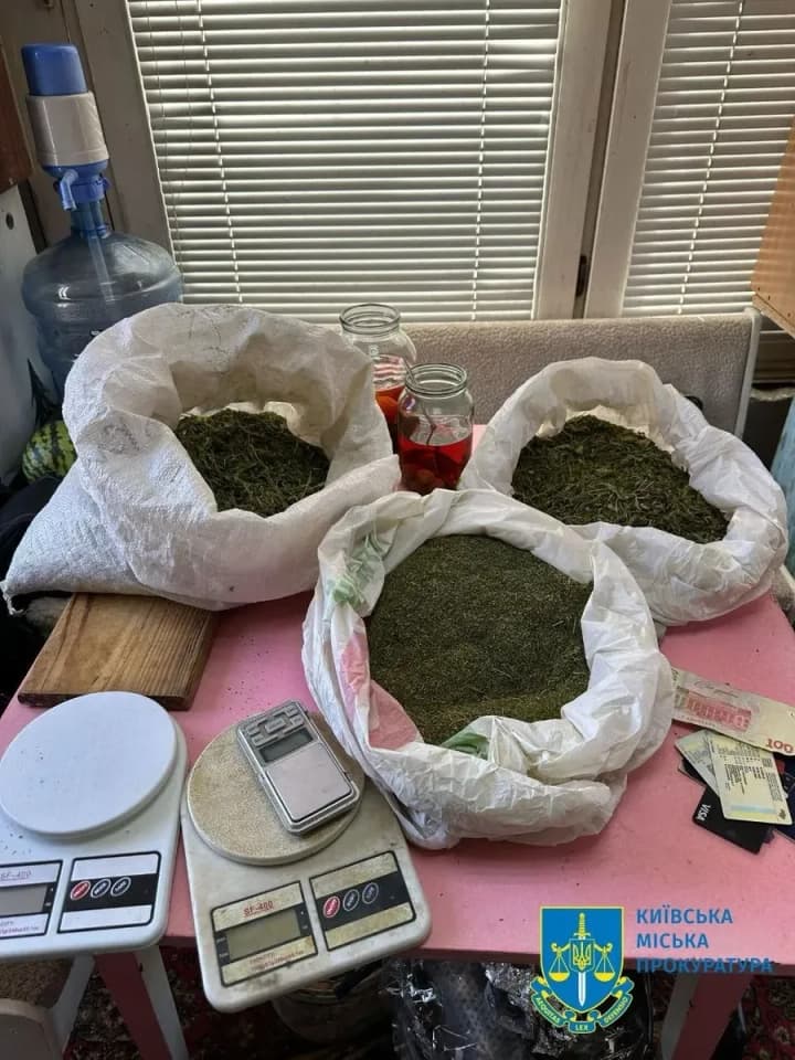 zarabativali-polmilliona-griven-v-mesyats-ot-sbita-kannabisa-budut-sudit-uchastnikov-narkogruppirovki