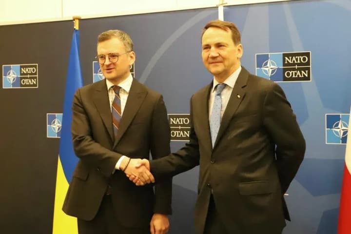 kuleba-and-sikorsky-discuss-protection-of-ukrainian-and-polish-airspace-from-enemy-missiles