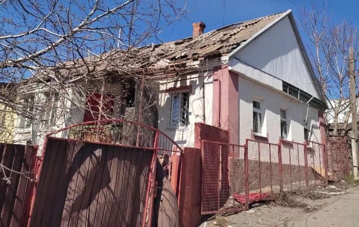 okupanty-vypustyly-po-nikopolshchyni-8-droniv-kamikadze-i-4-razy-atakuvaly-z-artylerii-poraneno-cholovika