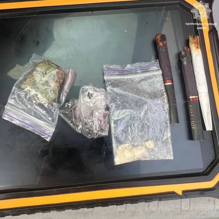 politsiia-kyieva-zatrymala-pidozriuvanykh-z-ymovirnymy-narkotykamy