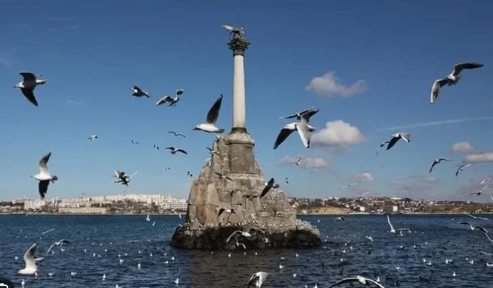 powerful-explosions-are-heard-in-occupied-sevastopol