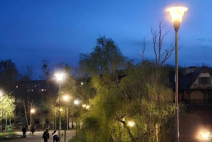 u-chernivtsiakh-cherez-ataky-rosiian-znykne-vulychne-osvitlennia