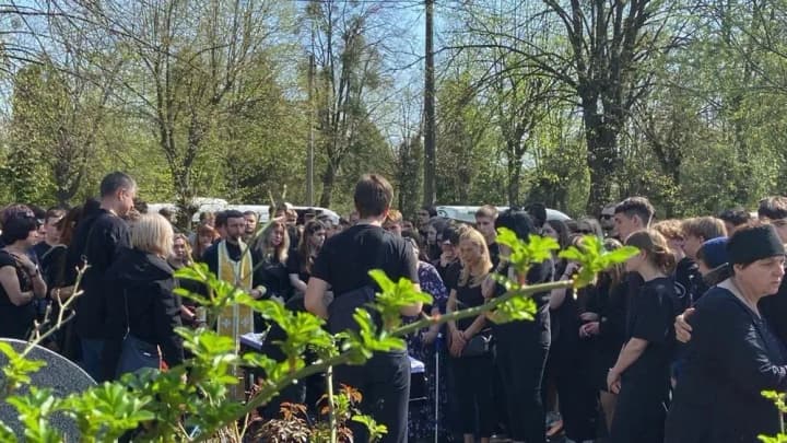 vbyvstvo-na-stantsii-stolychnoho-funikulera-u-kyievi-poproshchalys-iz-zahyblym-pidlitkom