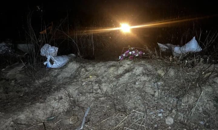 a-man-who-threw-20-urns-with-ashes-into-a-wasteland-was-served-a-notice-of-suspicion