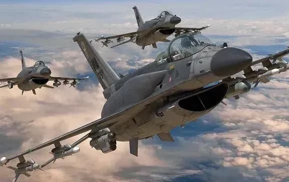 yevlash-pro-navchannia-na-f-16-v-danii-ta-ssha-ukrainski-piloty-na-zavershalnykh-etapakh