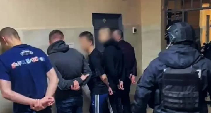 obmanuli-desyatki-lyudei-feikovim-sborom-sredstv-na-avto-dlya-vsu-na-sumshchine-budut-sudit-gruppu-arestantov