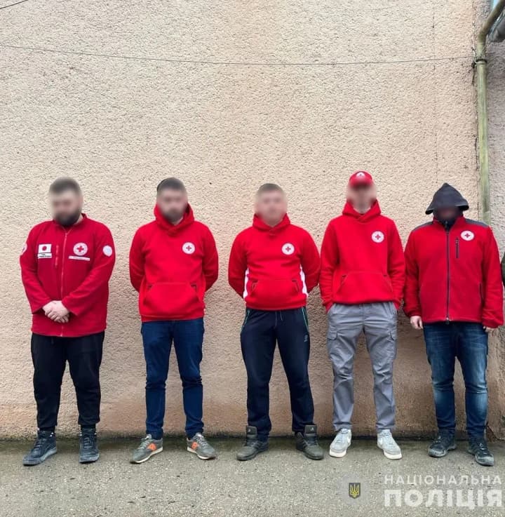 namahalysia-peretnuty-kordon-pid-prykryttiam-predstavnykiv-chervonoho-khresta-na-zakarpatti-ukhyliantam-povidomyly-pro-pidozru