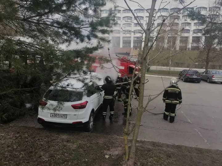 in-vladimir-russia-a-man-threw-a-molotov-cocktail-at-the-regional-administration-building