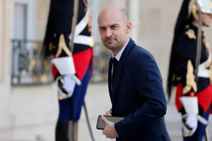 france-overwhelmed-with-propaganda-before-eu-elections-minister