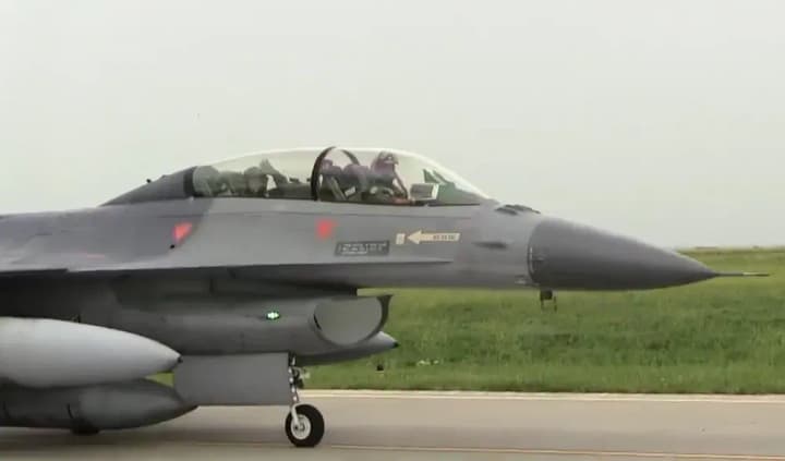 do-rumunii-perekynuly-shche-try-vynyshchuvachi-f-16-na-yakykh-zghodom-navchatymut-ukrainskykh-pilotiv