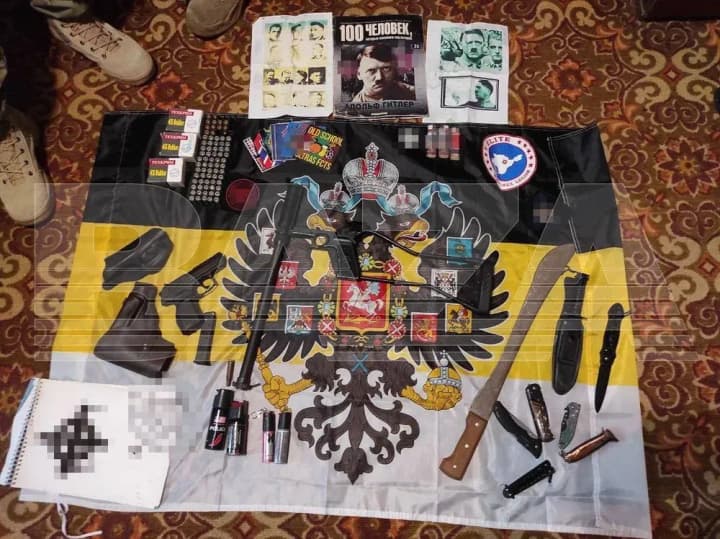 v-okkupirovannoi-kerchi-rossiyane-zaderzhali-12-predpolagaemikh-neonatsistov-rossmi