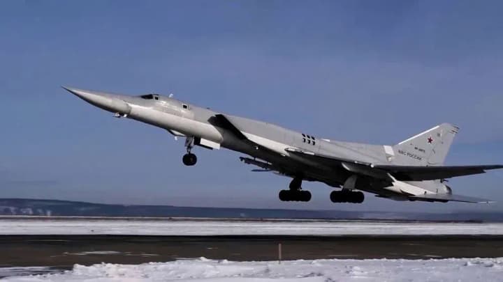 rossiiskii-bombardirovshchik-tu-22m3-razbilsya-v-rf-posle-nochnogo-raketnogo-udara-sukhoputnie-voiska