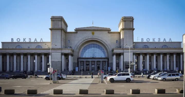 vrag-tselenapravlenno-popal-v-infrastrukturnie-obekti-ukrzaliznitsi-v-dnepre-i-oblasti-yest-ranenie-sredi-zheleznodorozhnikov