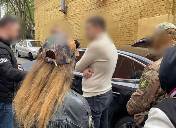 dbr-vykrylo-shakhraiv-yaki-pid-vyhliadom-spivrobitnykiv-biuro-vyduriuvaly-hroshi-u-liudei