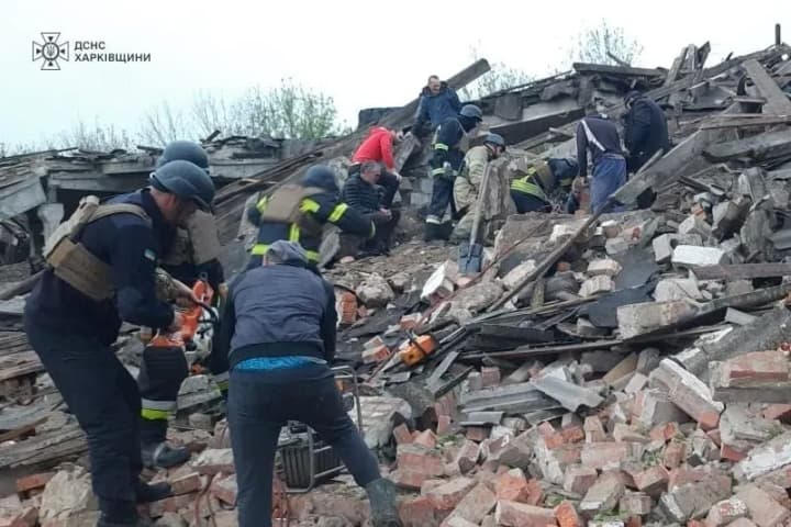 russian-troops-dropped-guided-bombs-in-kharkiv-region-rescuers-pull-a-man-out-of-the-rubble