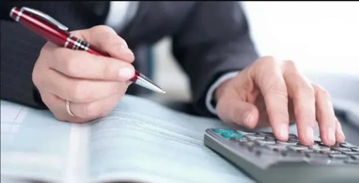 opendatabot-ukrzaliznytsia-atb-ta-ukrposhta-ocholyly-top-robotodavtsiv-tsoho-roku-khto-shche-uviishov-do-reitynhu