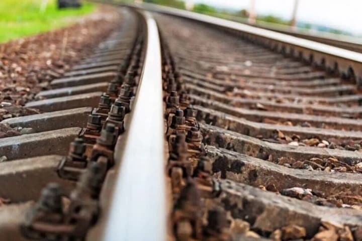a-54-year-old-man-was-killed-by-a-train-while-crossing-the-tracks-in-kyiv-region