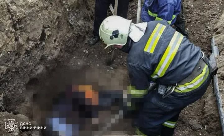 a-landslide-occurs-during-sewer-repair-in-vinnytsia-region-one-person-is-killed
