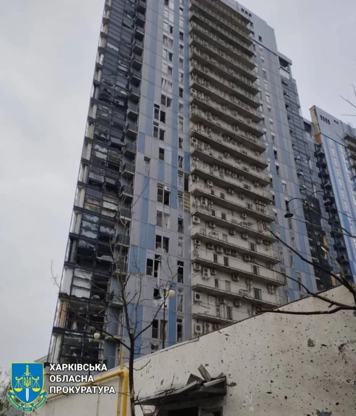 russian-missile-shelling-of-a-residential-area-in-kharkiv-resulted-in-6-people-being-wounded-and-damaged-buildings-and-cars