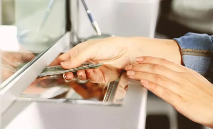 kurs-valiut-na-24-kvitnia-hryvnia-zmitsnylas-na-20-kopiiok