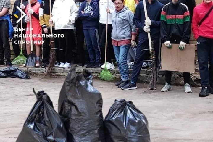 radianski-subotnyky-shkoliari-v-tymchasovo-okupovanomu-berdiansku-zmusheni-prybyraty-misto