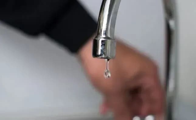 v-kieve-dve-avarii-na-vodoprovode-v-nekotorikh-domakh-net-vodi-na-dorogakh-perekrito-dvizhenie