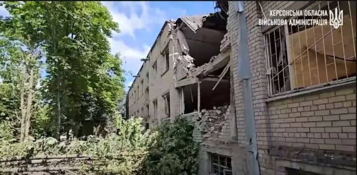 in-kherson-russians-hit-an-educational-institution-with-a-rocket-no-casualties