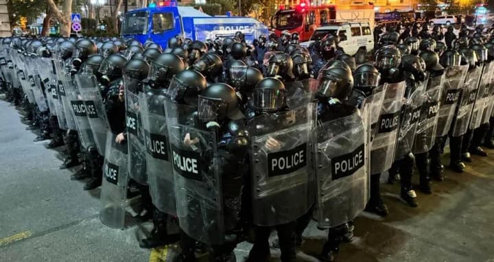 u-hruzii-politsiia-zastosuvala-slozohinnyi-haz-proty-uchasnykiv-aktsii-protestu-shchodo-zakonu-pro-inoahentiv