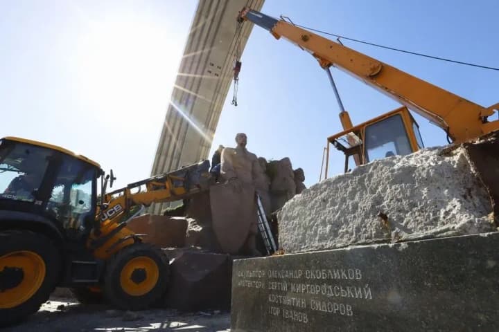 dismantling-of-the-monument-to-the-pereyaslav-council-under-the-former-arch-of-friendship-of-peoples-begins-in-kyiv