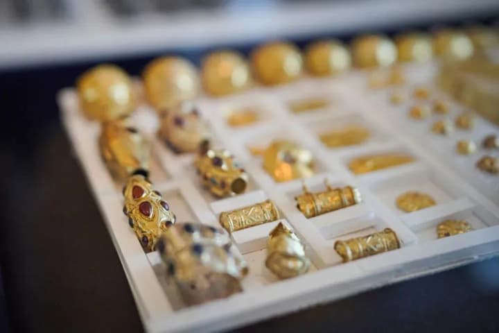 estoniia-povernula-maizhe-try-sotni-ukrainskykh-artefaktiv-ridkisni-starovynni-monety-ta-yuvelirni-vyroby