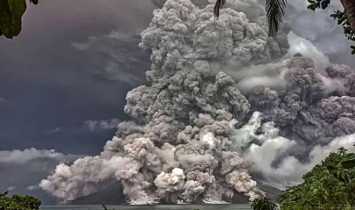 thousands-of-people-evacuated-and-flights-canceled-in-indonesia-due-to-a-new-eruption-of-mount-ruang
