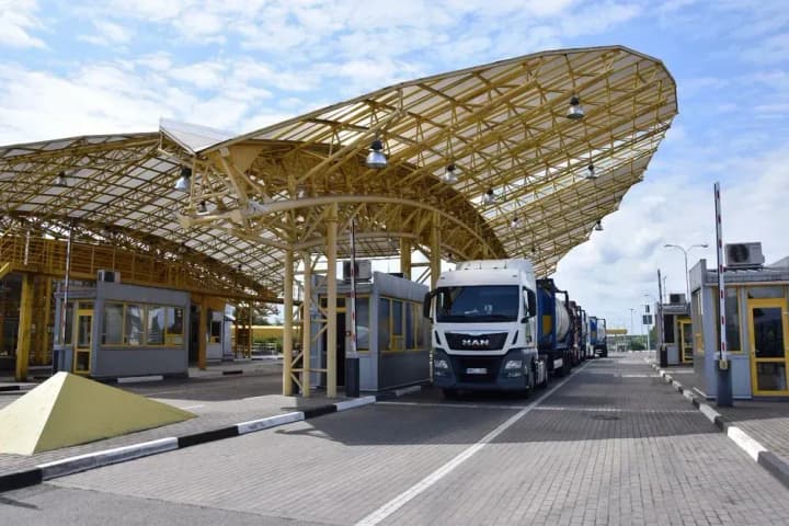 all-checkpoints-on-the-border-with-poland-are-unblocked-about-200-trucks-are-waiting-in-line-near-yahodyn-demchenko