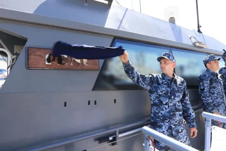 the-flags-of-the-ukrainian-navy-were-hoisted-on-the-boats-irpin-and-reni-which-were-donated-by-estonia